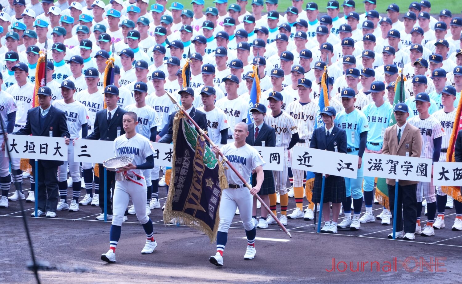 センバツ優勝旗を返還する小野主将と小田投手-Journal-ONE撮影
