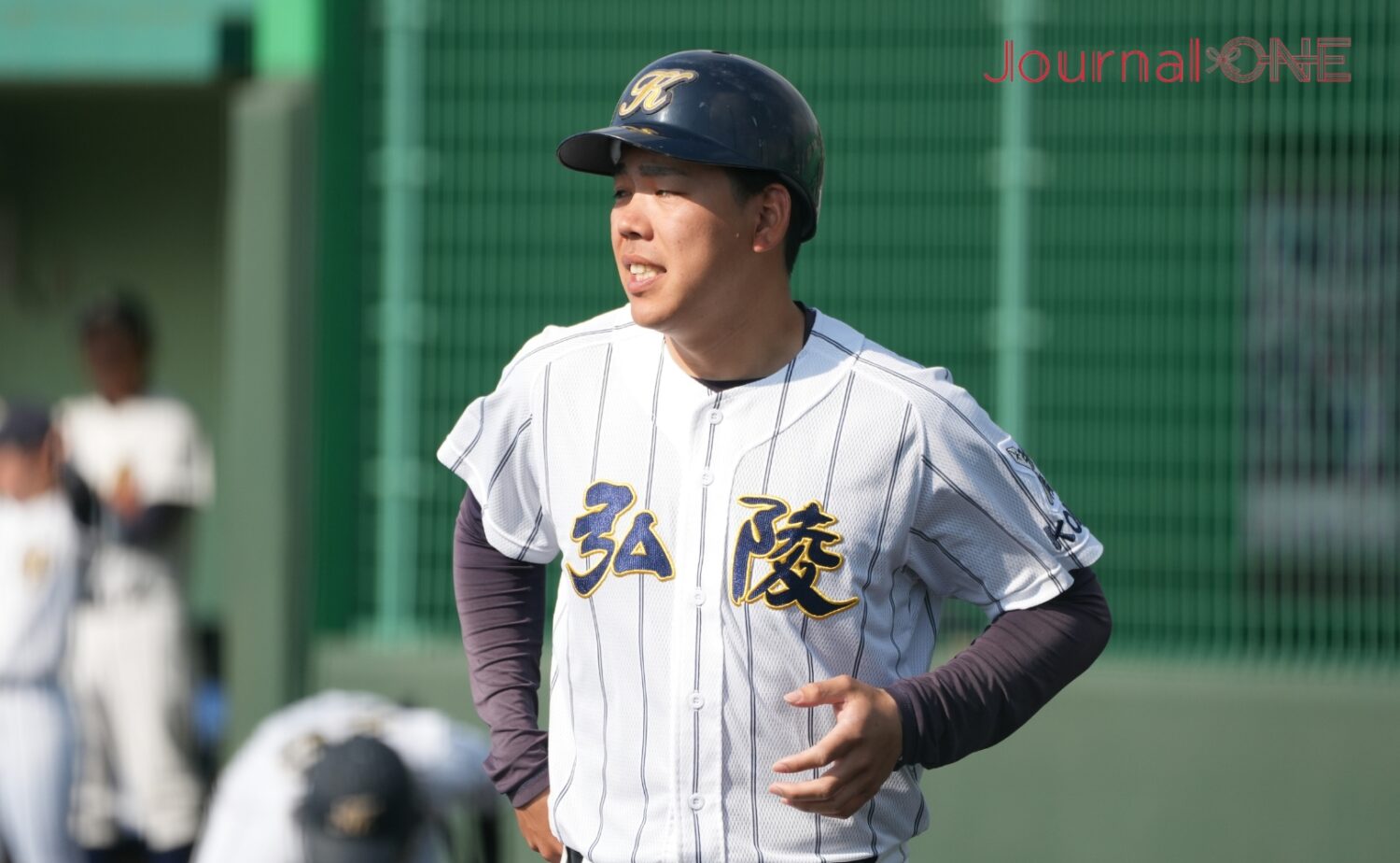 三塁コーチャーズボックスに入る日下部長-Journal-ONE撮影
