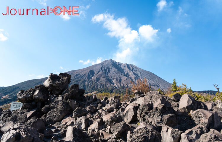有村溶岩展望所の雄大な桜島南岳の絶景。大正溶岩原に広がる荒々しい風景。