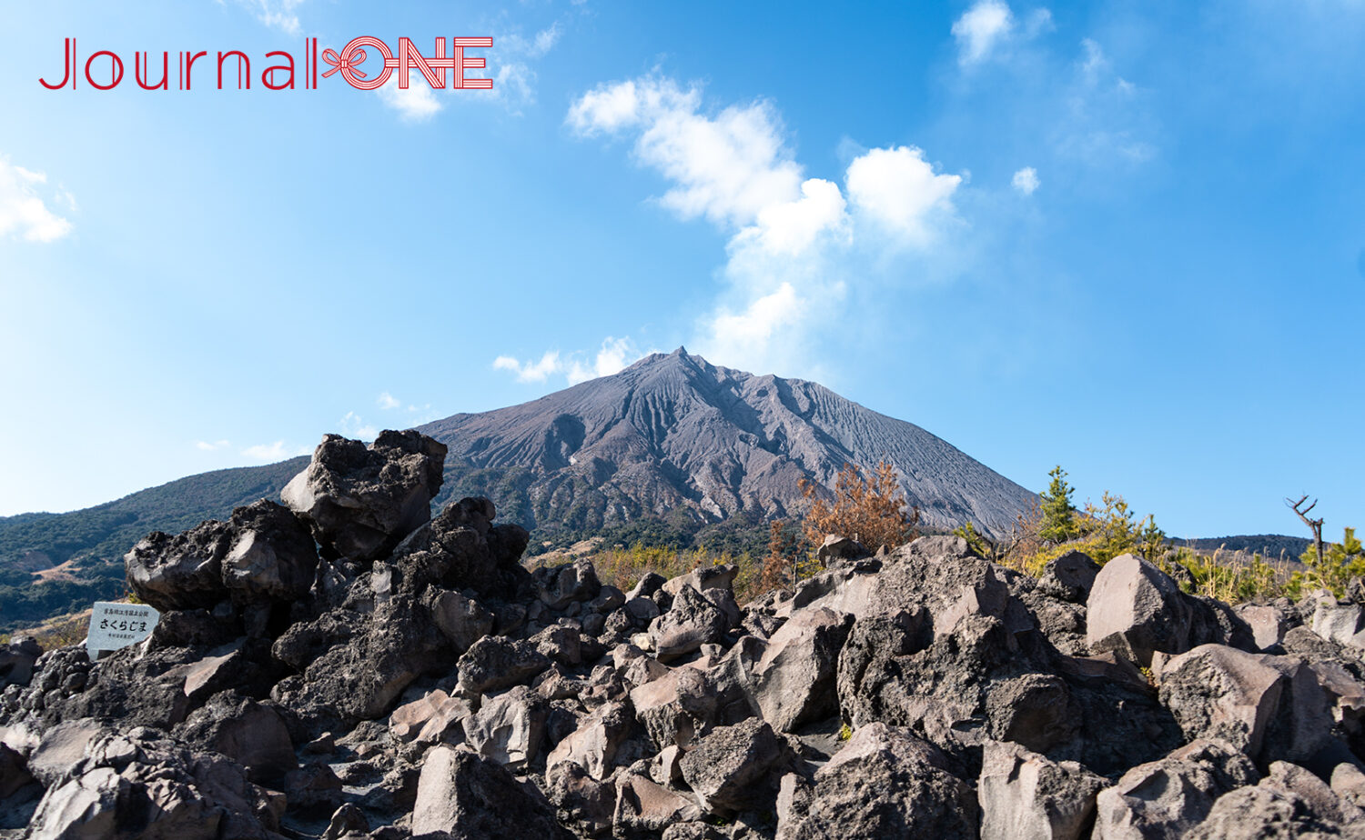 有村溶岩展望所の雄大な桜島南岳の絶景。大正溶岩原に広がる荒々しい風景。