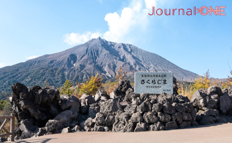 有村溶岩展望所の石碑と、背後にそびえる雄大な桜島南岳の絶景。大正溶岩原に広がる荒々しい風景。
