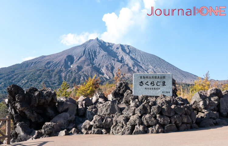 有村溶岩展望所の石碑と、背後にそびえる雄大な桜島南岳の絶景。大正溶岩原に広がる荒々しい風景。