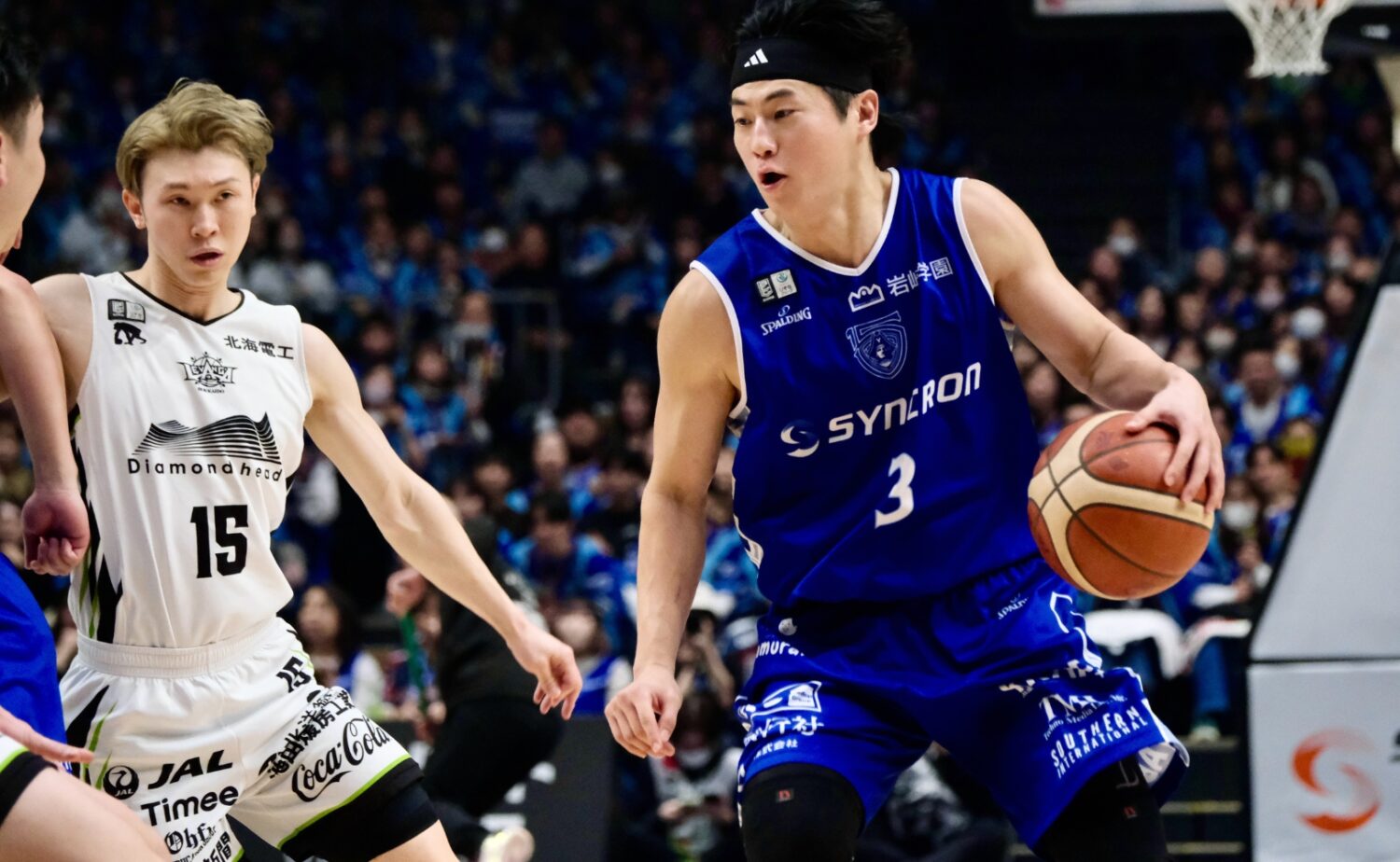 ドリブルで攻める横浜BC安藤誓哉‐永塚和志撮影