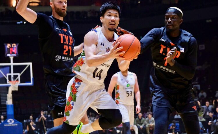 2024-25 EASL Final 4での琉球ゴールデンキングス、岸本隆一-永塚和志撮影