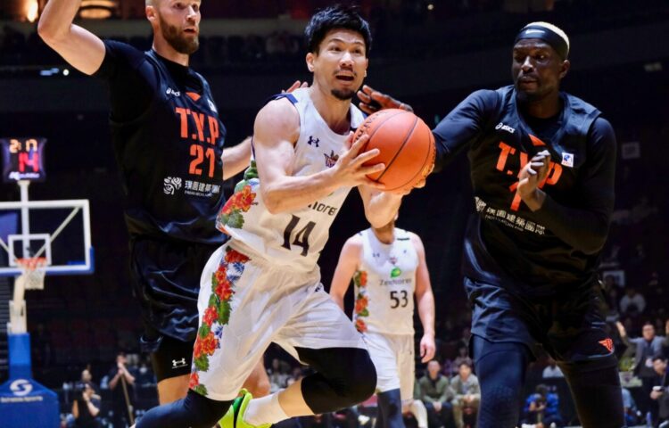 2024-25 EASL Final 4での琉球ゴールデンキングス、岸本隆一-永塚和志撮影