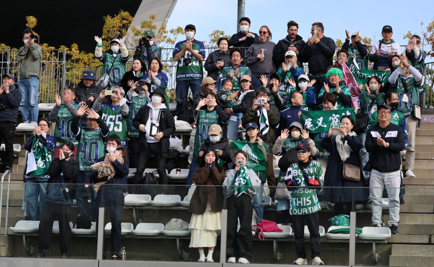 勝利に喜ぶクルー(グリーンロケッツファン)