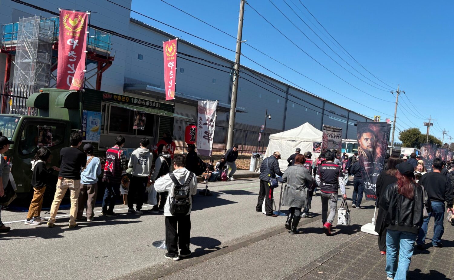 ヒートのホストゲームにはキッチンカーが20台ほど出ていた-斉藤健仁撮影