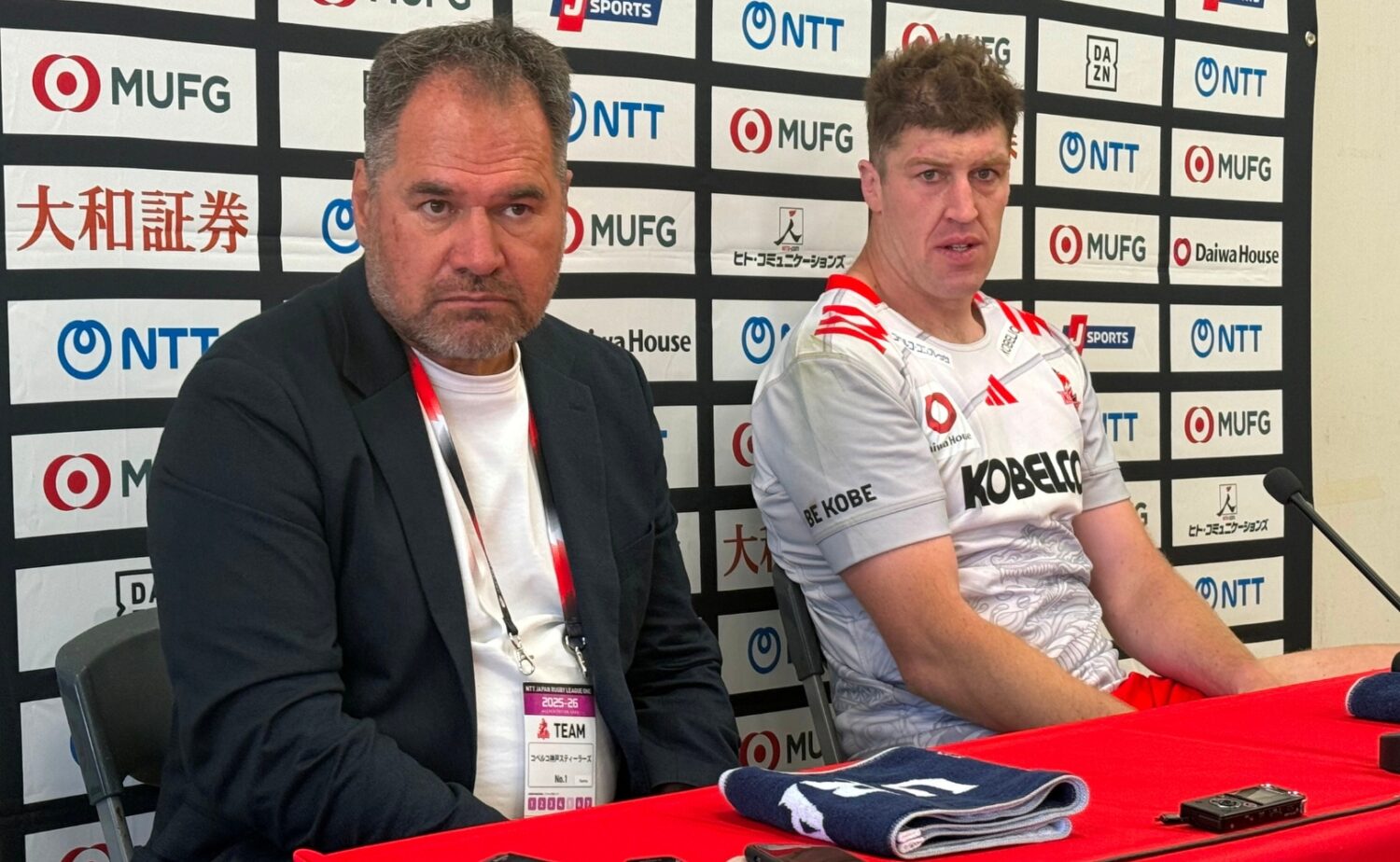 レニーHC(左)とレタリック主将-斉藤健仁撮影