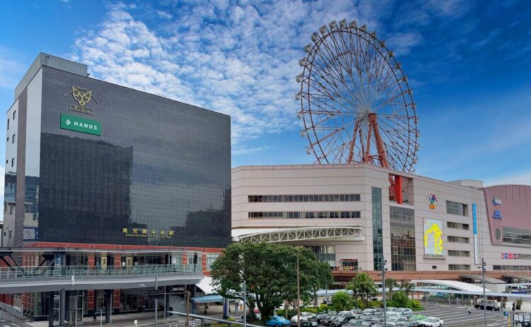 鹿児島観光の玄関口、九州新幹線が発着する鹿児島中央駅の外観とアミュプラザ鹿児島の風景