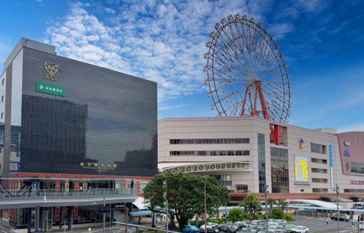 鹿児島観光の玄関口、九州新幹線が発着する鹿児島中央駅の外観とアミュプラザ鹿児島の風景