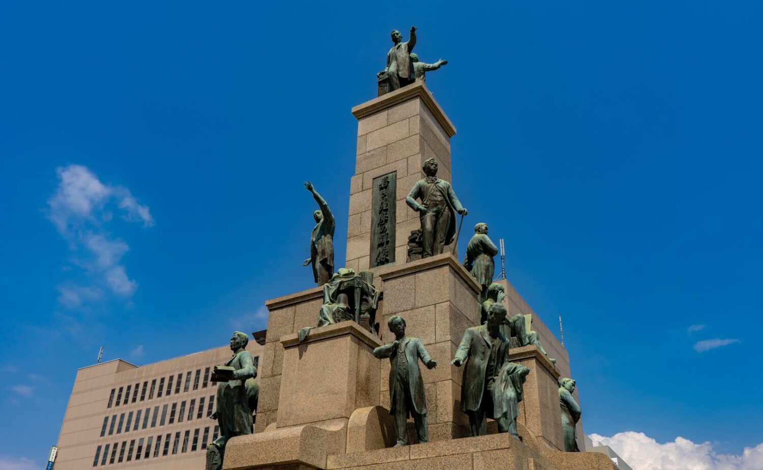 鹿児島中央駅の東口広場に立つ「若き薩摩の群像」。青空の下、近代日本の礎を築いた薩摩藩の英国留学生たちの勇壮な像。