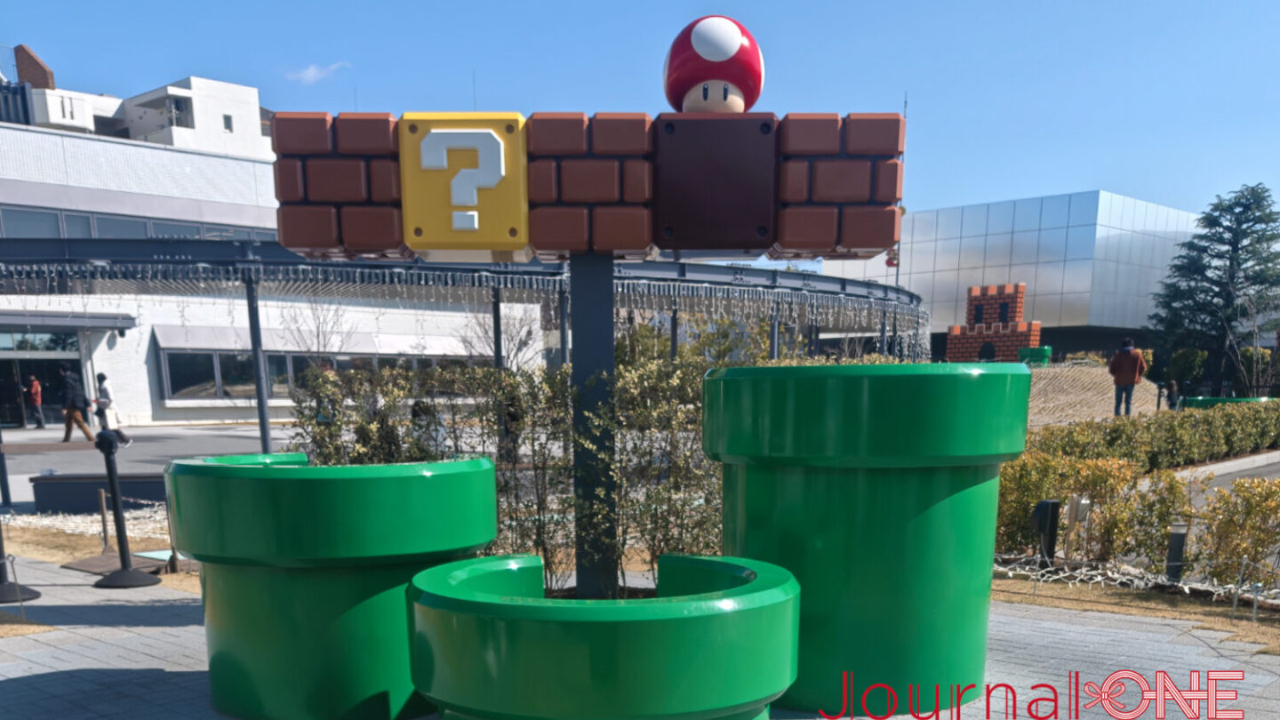 ニンテンドーミュージアムの屋外エリアにある、マリオシリーズの土管とハテナブロックのモニュメント