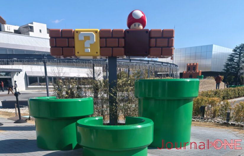 ニンテンドーミュージアムの屋外エリアにある、マリオシリーズの土管とハテナブロックのモニュメント