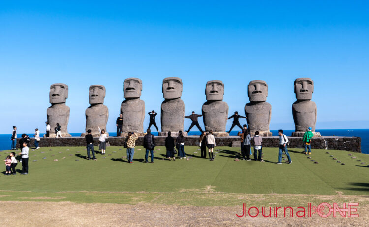 サンメッセ日南の青い海を背に並ぶ7体の完全復刻モアイ像