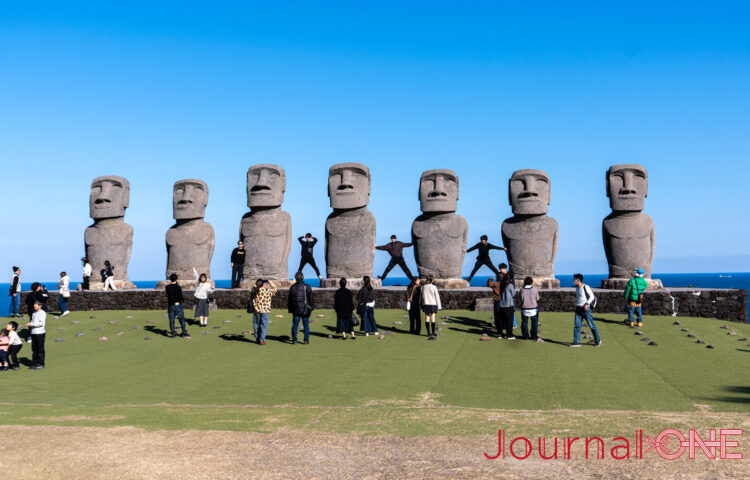 サンメッセ日南の青い海を背に並ぶ7体の完全復刻モアイ像