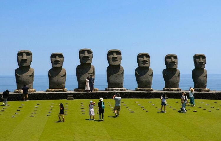 サンメッセ日南の青い海を背に並ぶ7体の完全復刻モアイ像