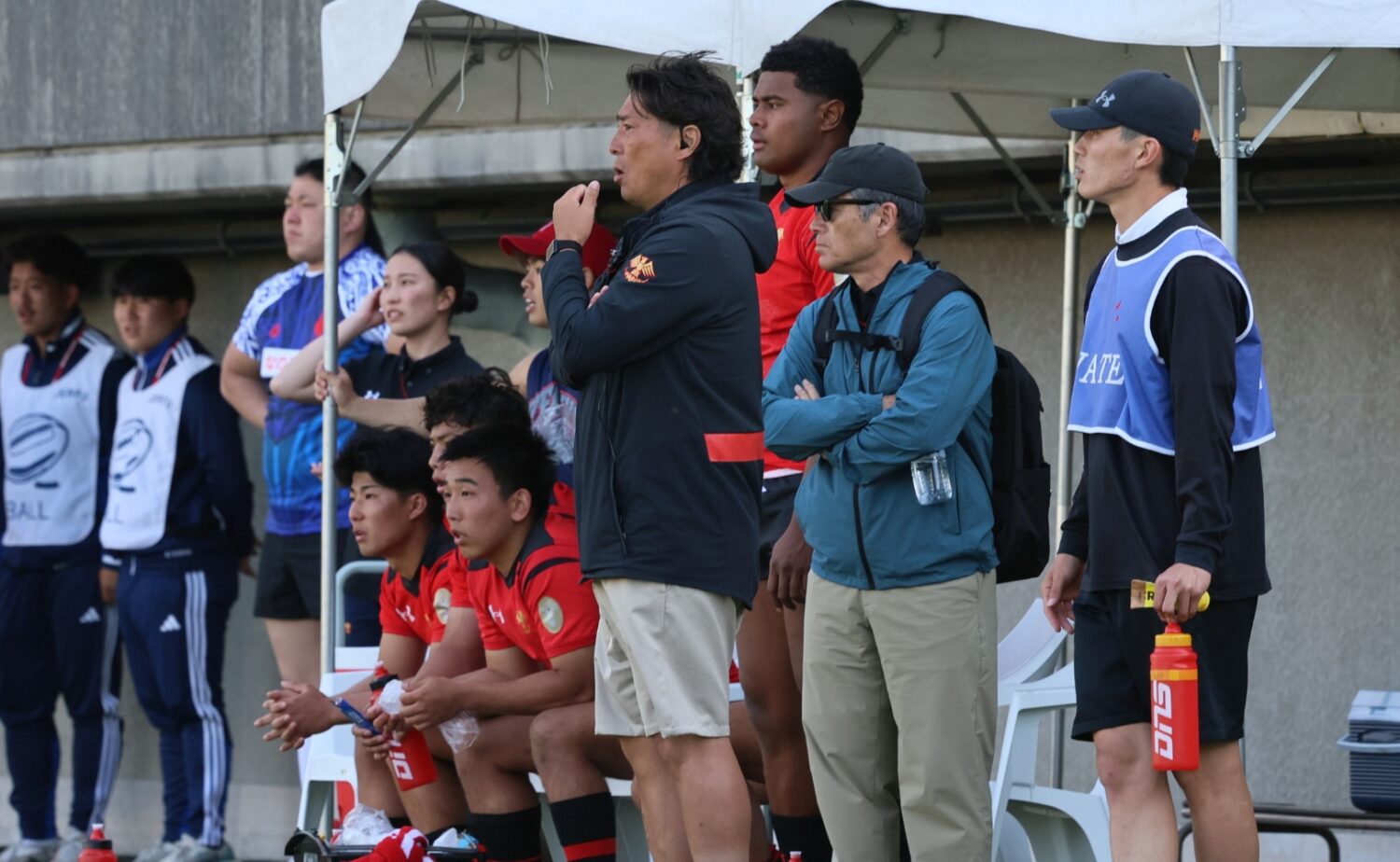 選手に指示する土橋コーチ‐斉藤健仁撮影