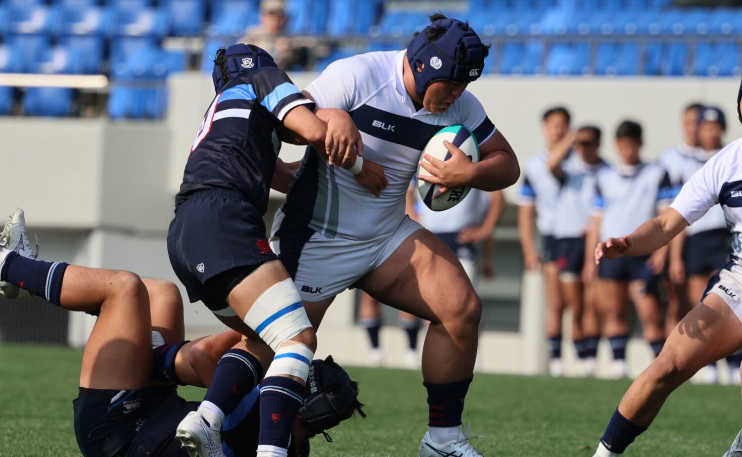 高校ラグビー 力強い突破を見せる大阪桐蔭のHO金井