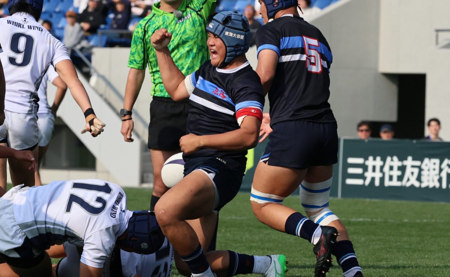 ジャッカルを決めてガッツポーズする東海大大阪仰星FL米谷-斉藤健仁撮影