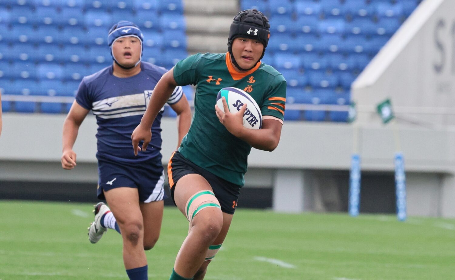 トライを挙げる東福岡FL吉岡主将-斉藤健仁撮影