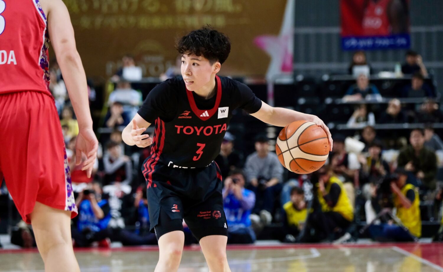 安間の負傷退場後、小野寺がゲームメイクを支えた-永塚和志撮影