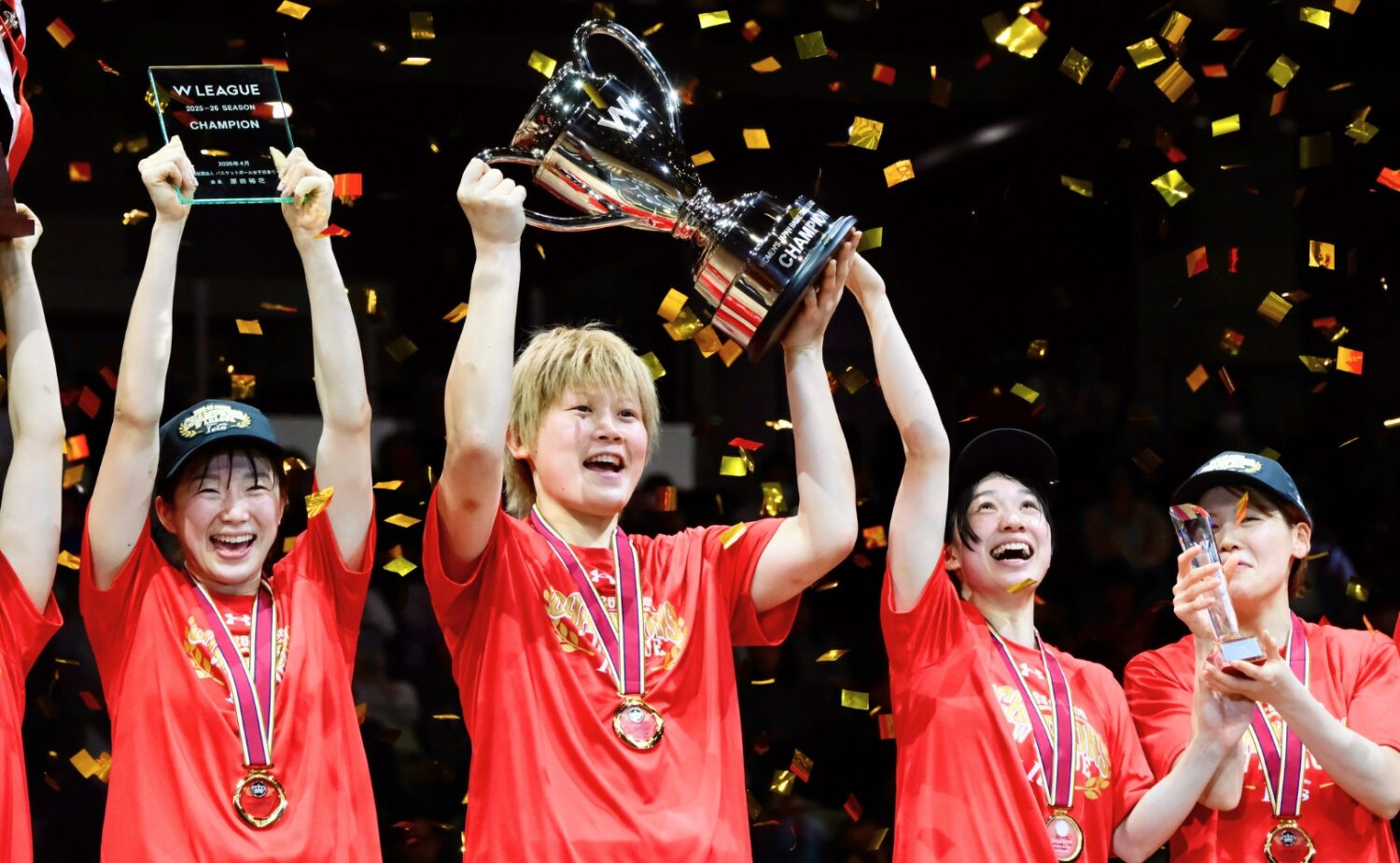 髙田真希は表彰台中央で大きくカップを掲げた‐永塚和志撮影