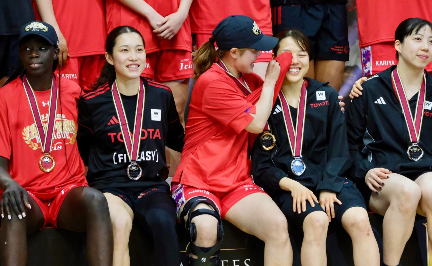 試合後に涙をぬぐわれる山本-永塚和志撮影