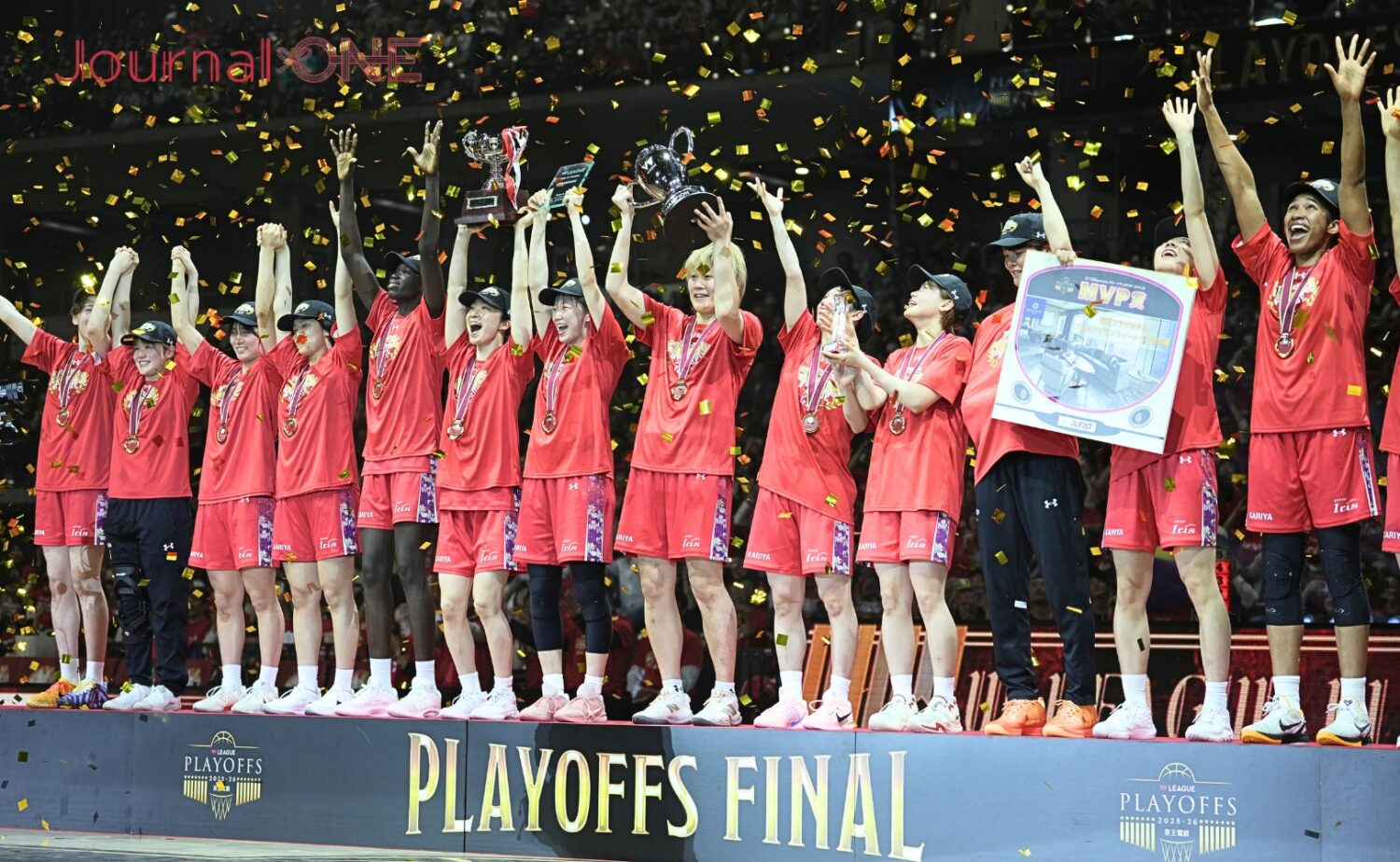 優勝したデンソーアイリスの選手たち