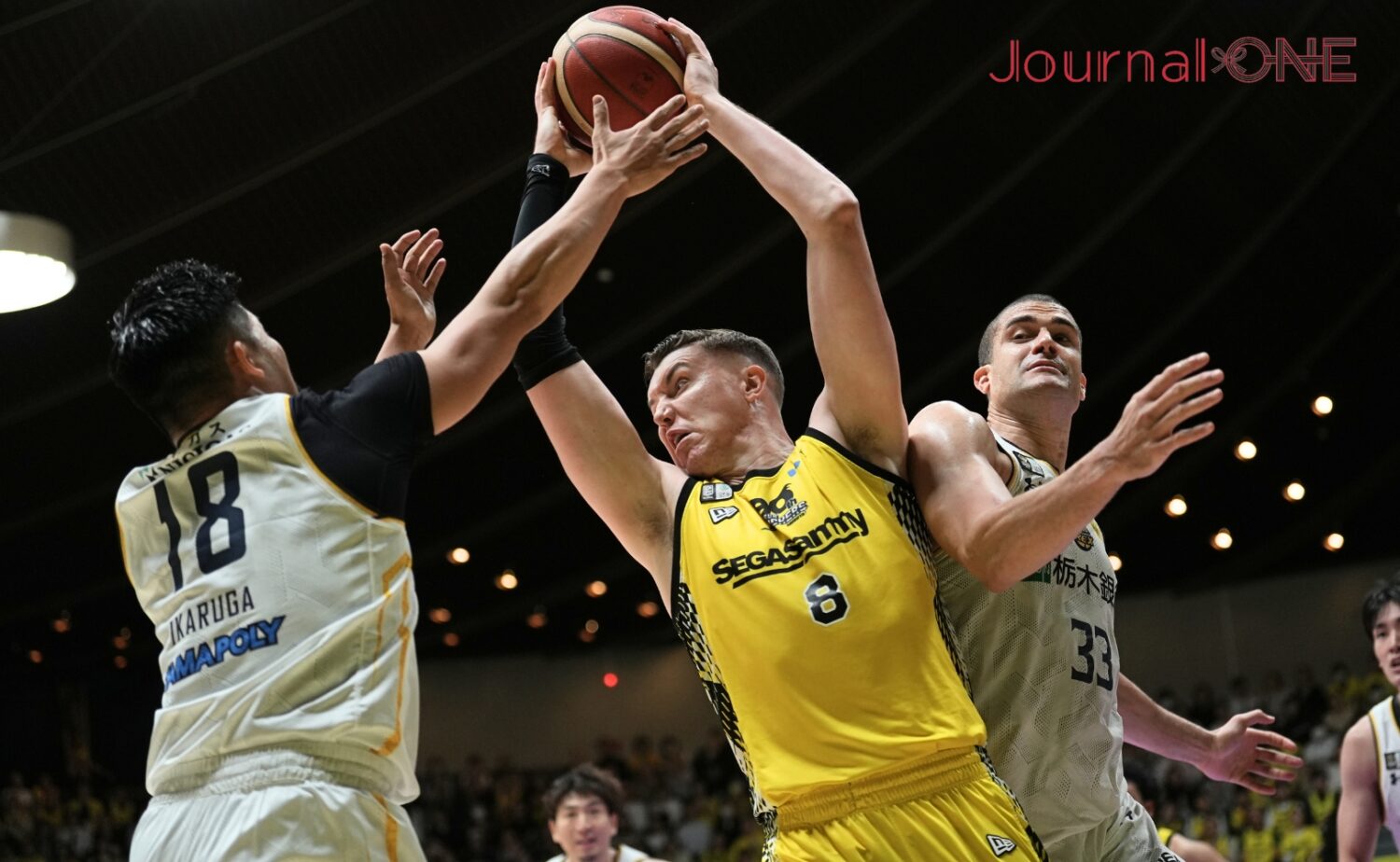 ゴール下で最後まで奮闘したジョシュ ホーキンソン-Journal-ONE撮影