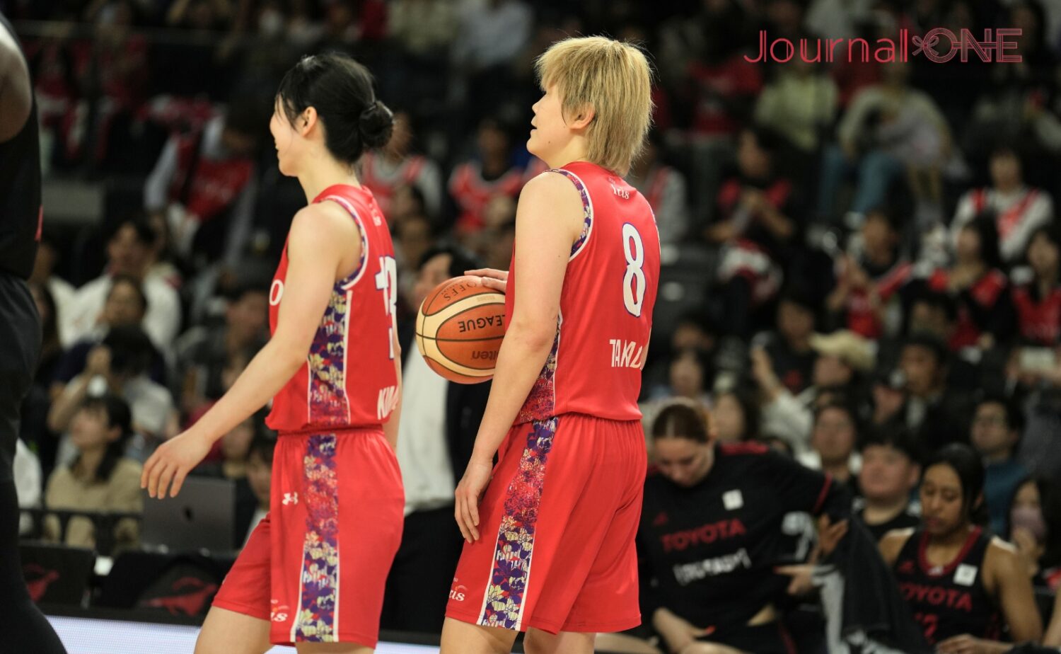 デンソーアイリスの髙田真希がウィニングボールを持つ-Journal-ONE撮影