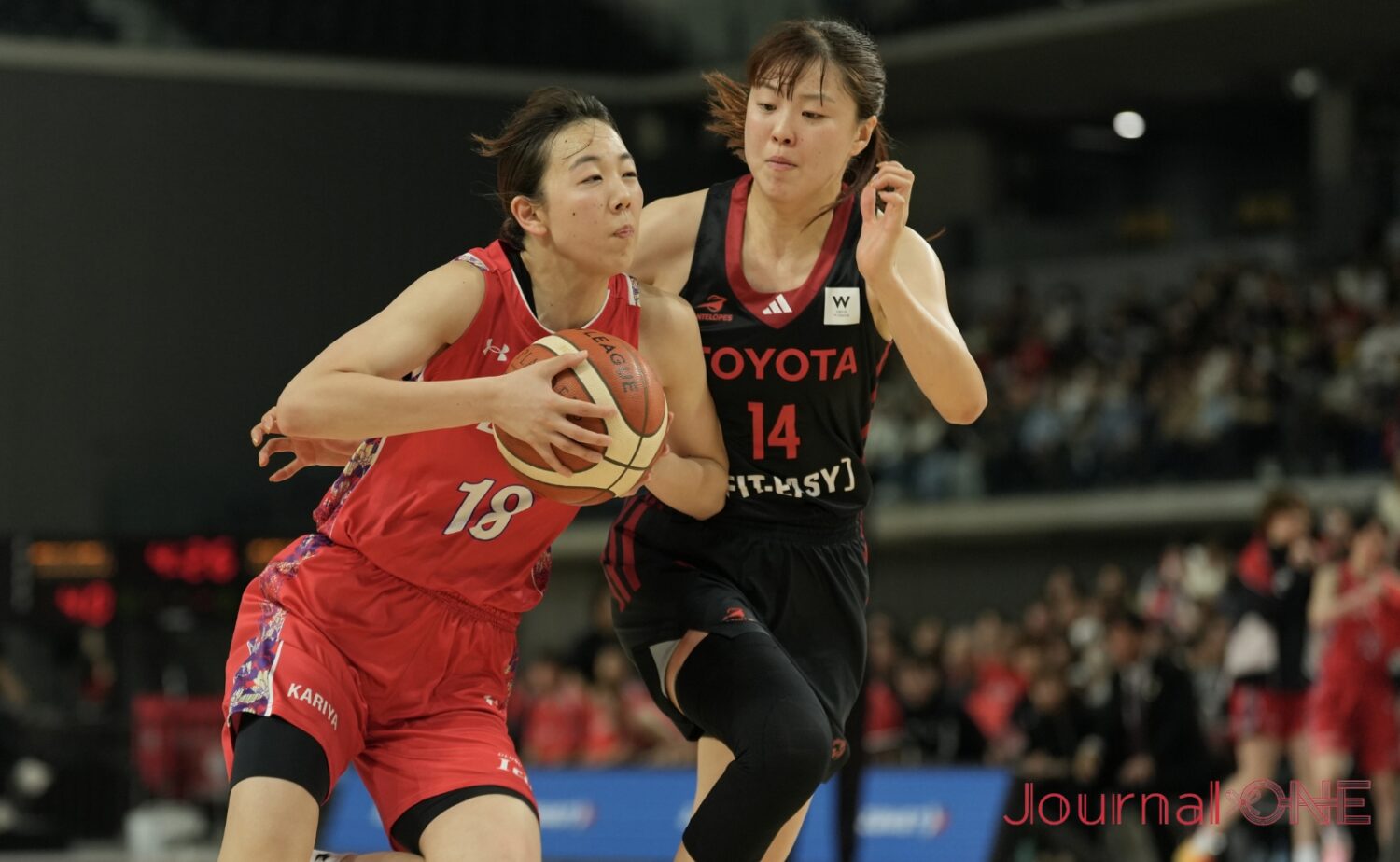 Wリーグファイナル 藪(デンソー)のアタックに身体を張る平下(トヨタ)-Journal-ONE撮影