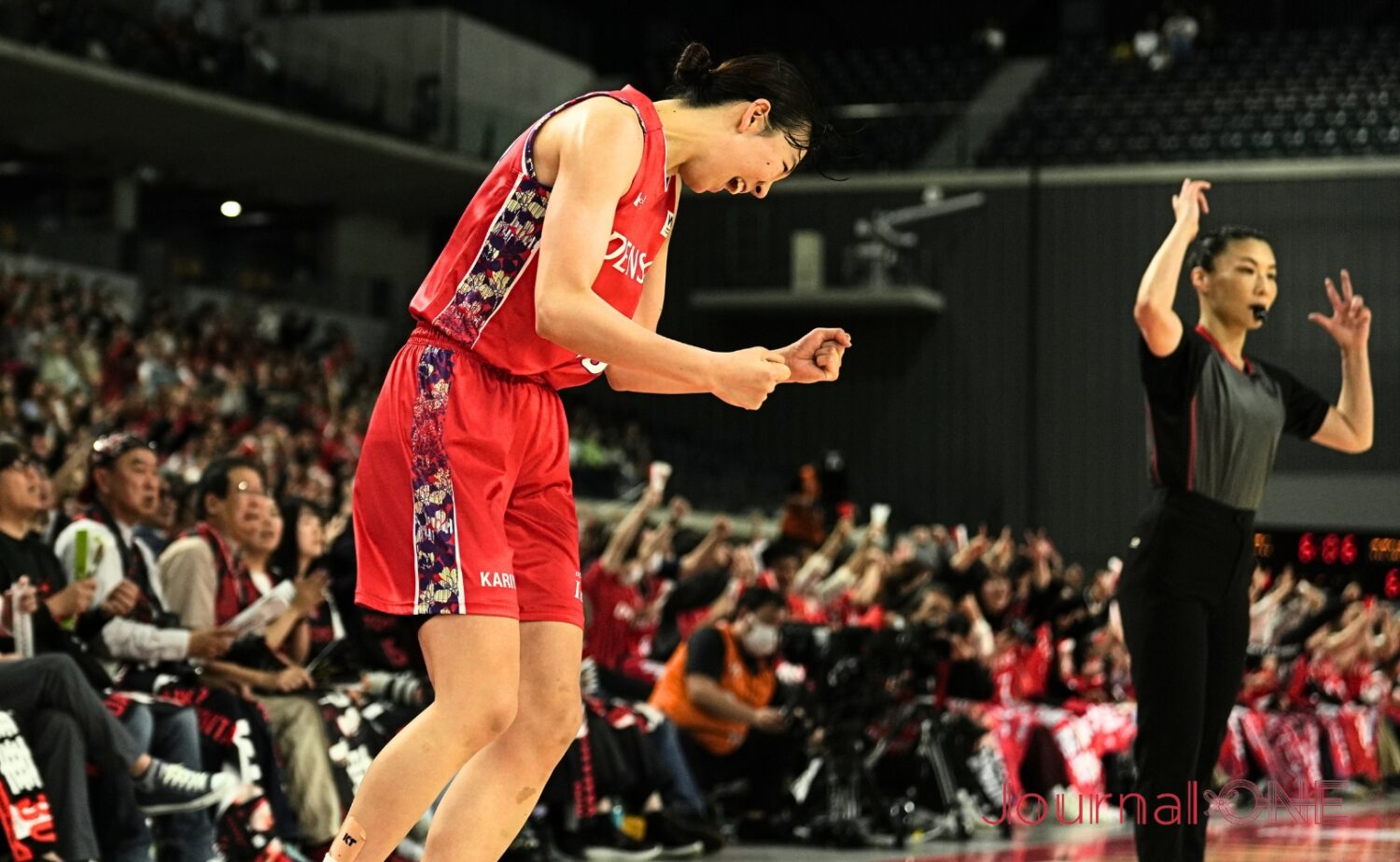 デンソーアイリスの藪は3Pを沈めて渾身のガッツポーズ-Journal-ONE撮影