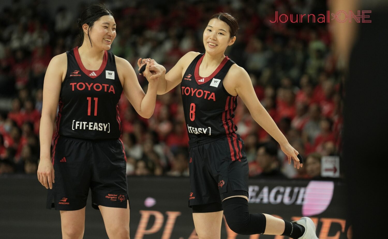 苦しい展開でも笑顔を見せた岡本（左）と金田-Journal-ONE撮影