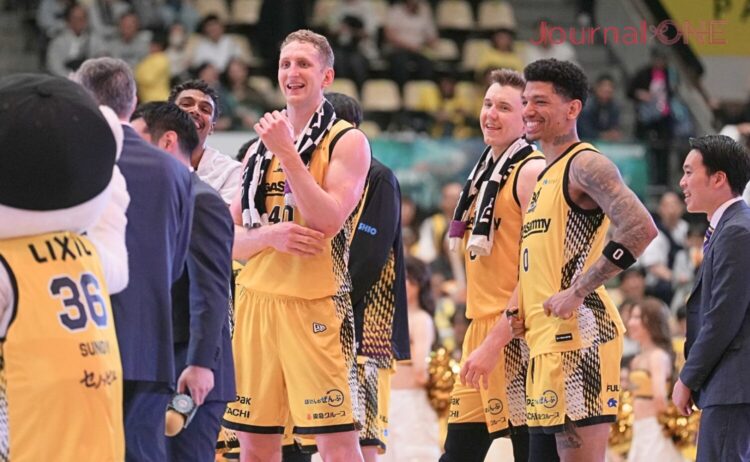 ありがとう青学 勝利セレモニーで笑顔のサンロッカーズ渋谷