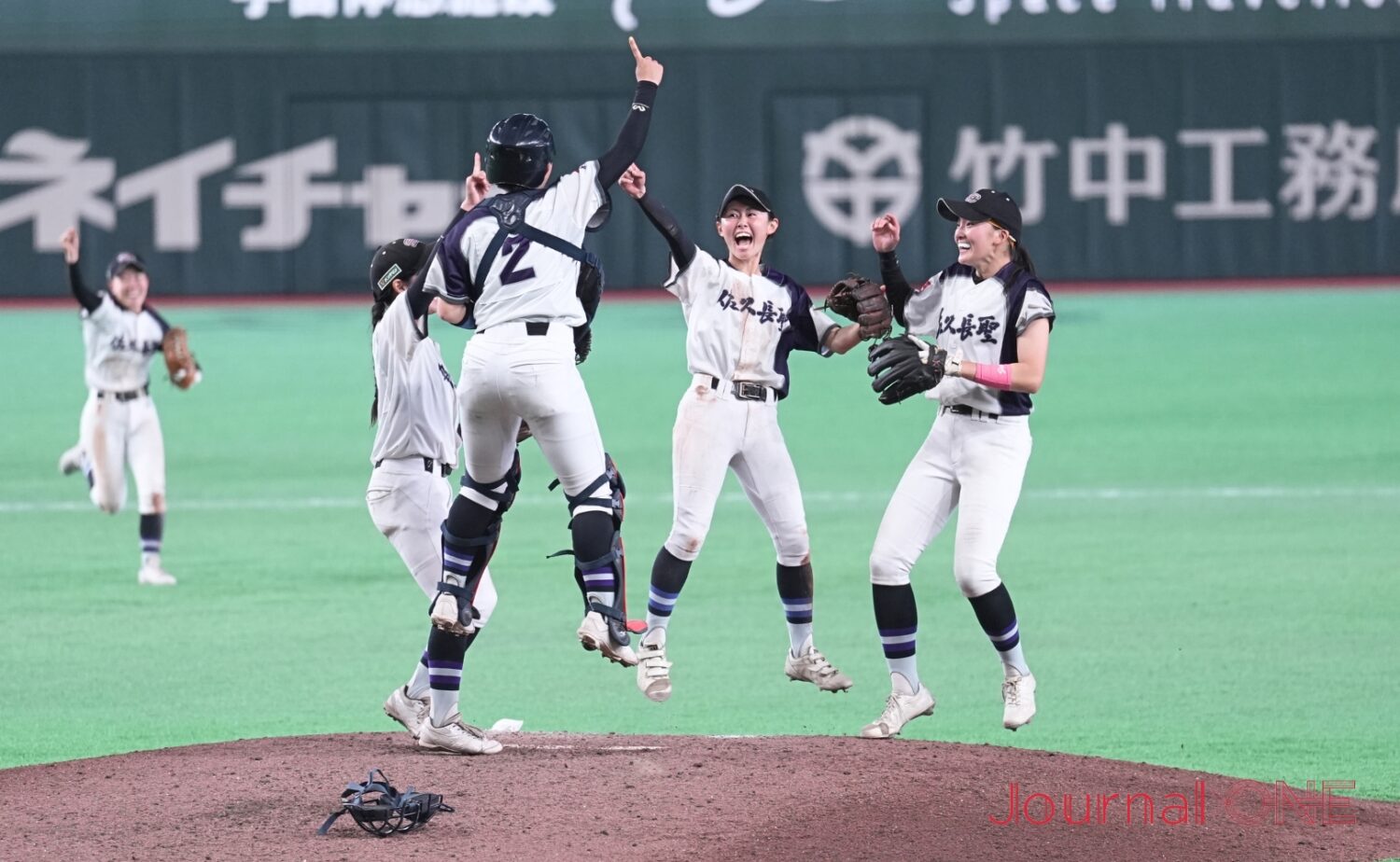 3アウトの瞬間マウンドで喜ぶ佐久長聖ナイン‐Journal-ONE撮影