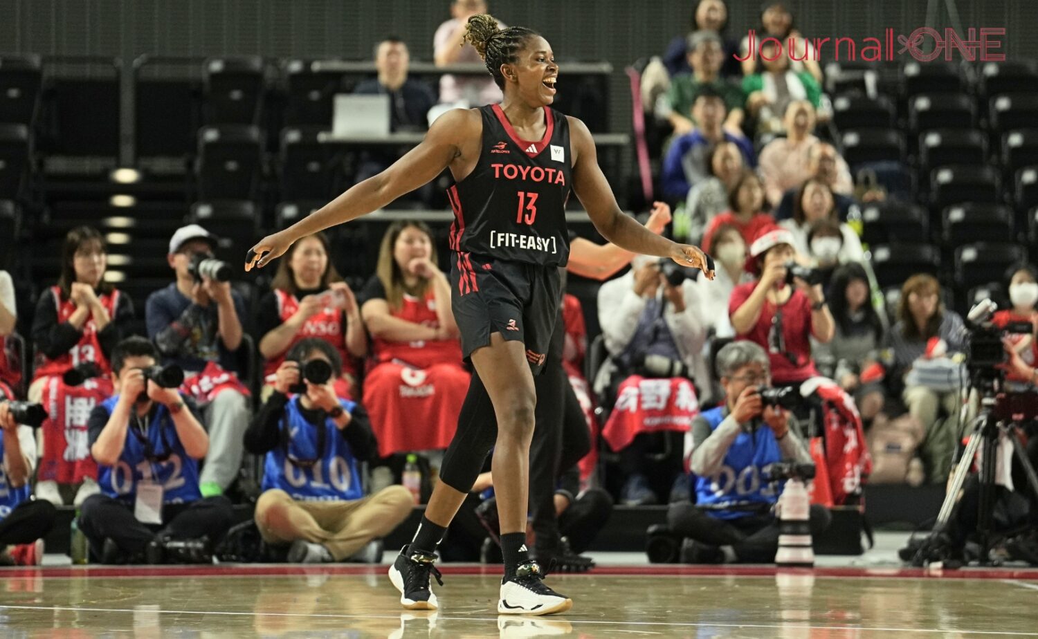 アマカは強固なリバウンドとポストプレーで終始活躍-Journal-ONE撮影