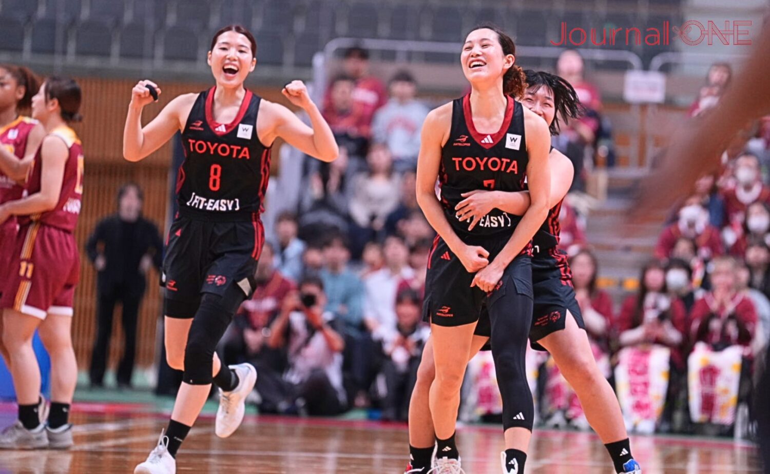 勝利の瞬間、喜びを爆発させた（左から）金田・横山・古木-Journal-ONE撮影