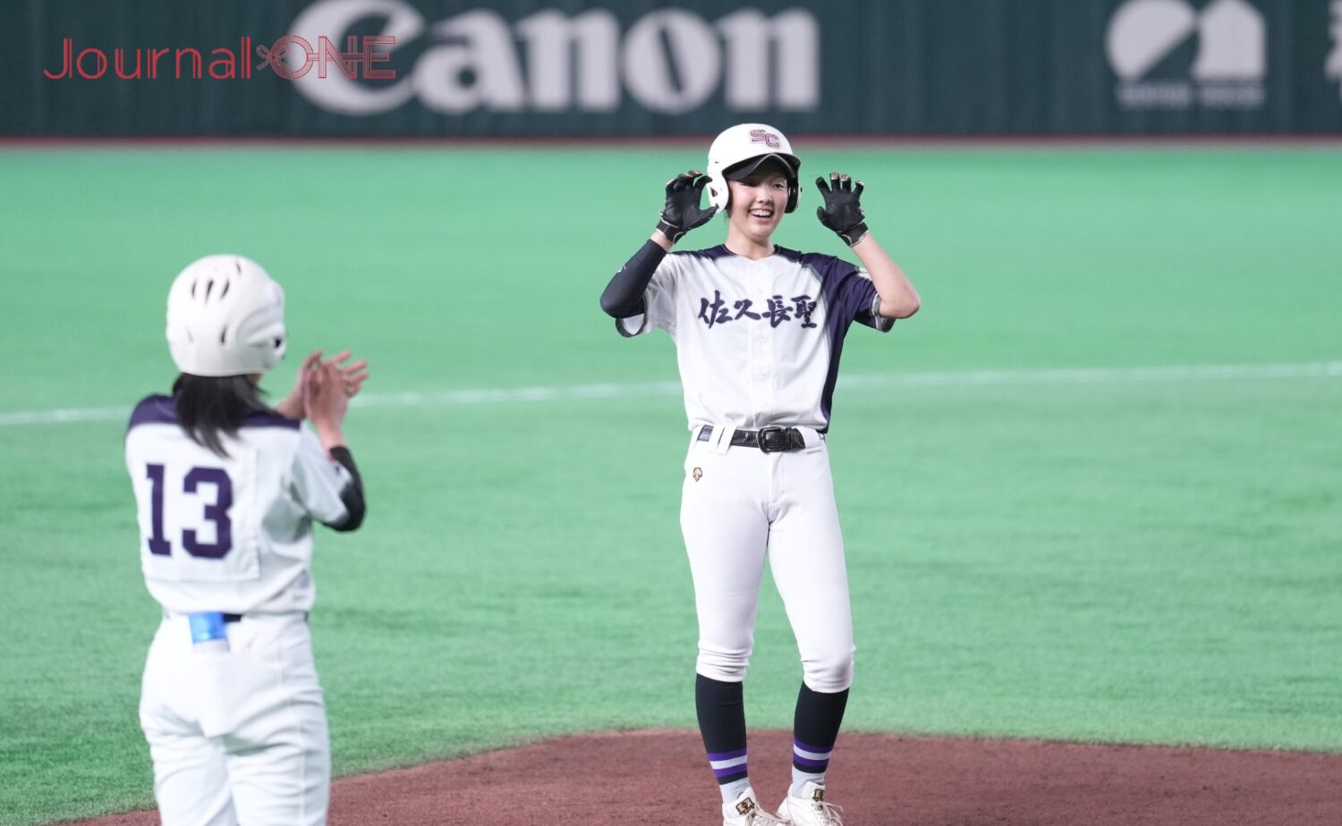 逆転の三塁打を放ち塁上で喜ぶ小池選手（佐久長聖）-Journal-ONE撮影