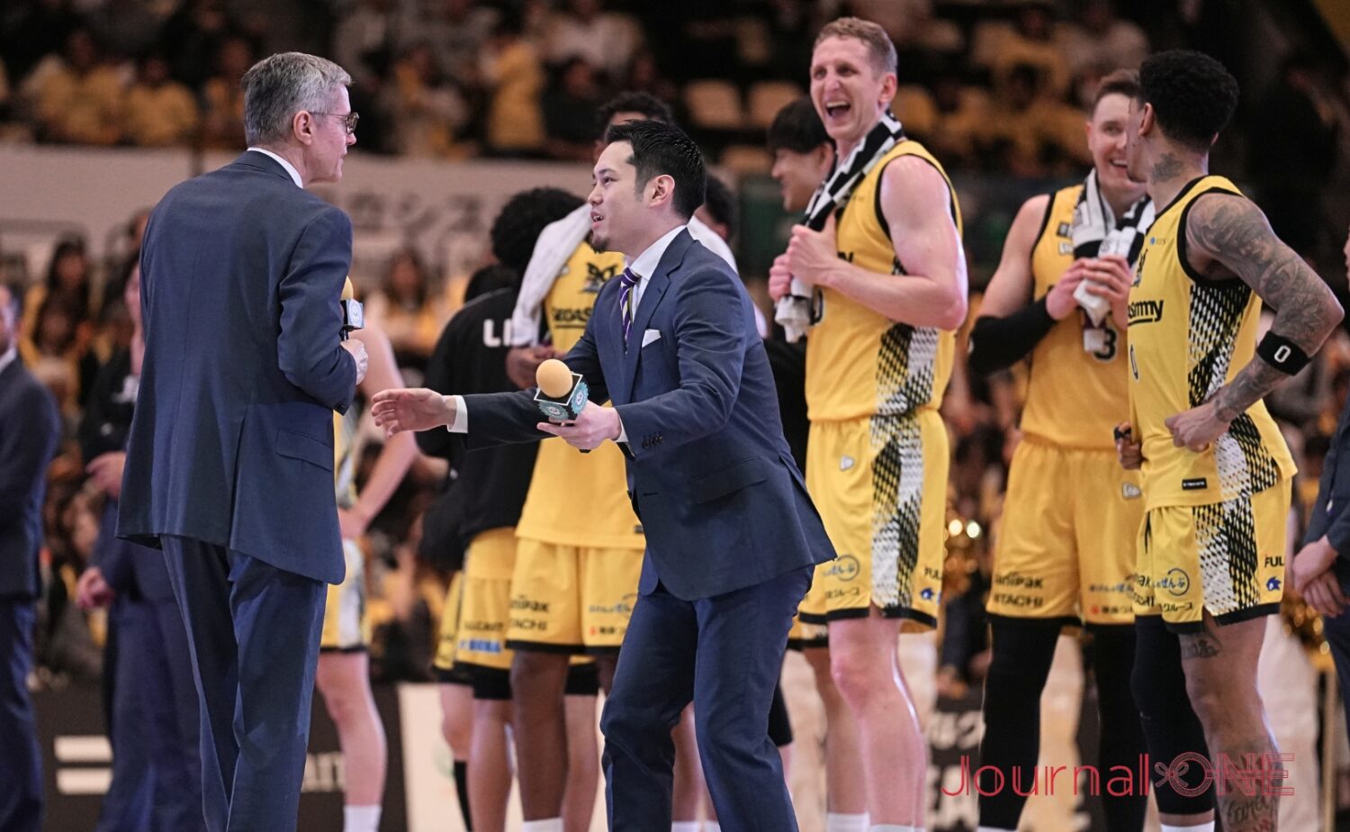 日本語スピーチを披露したマルティッチHCと矢代AC兼通訳-Journal-ONE撮影