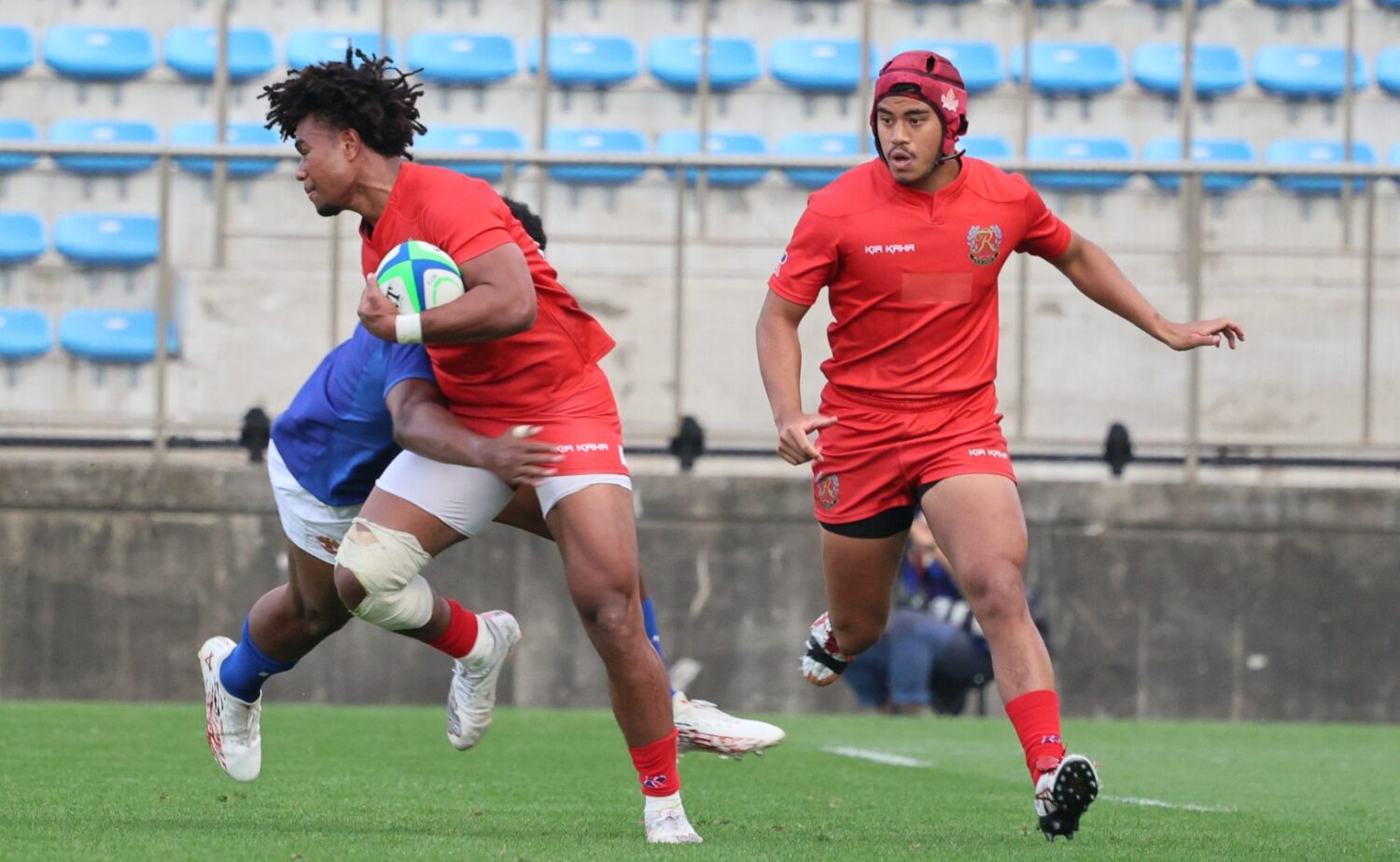 東日本大学セブンズ 決勝に進出した流通経済大学、1年のロコトゥイブナ（左）とナモア‐斉藤健仁撮影