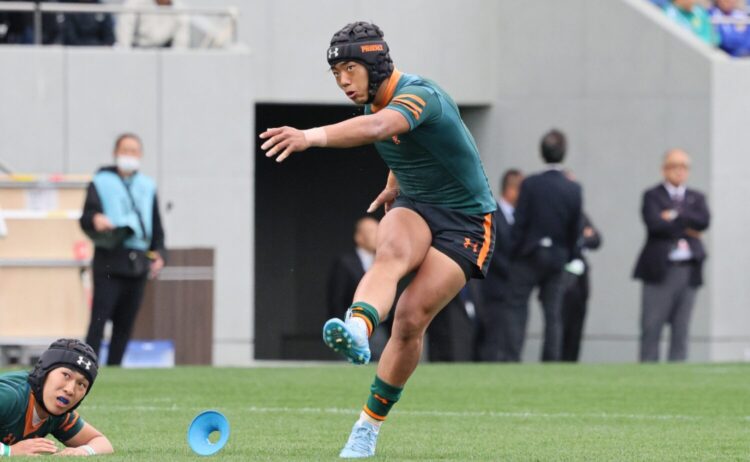 高校ラグビーの選抜大会でゴールを決めるSO川添