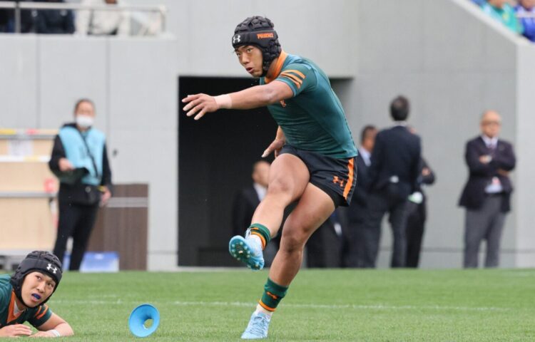 高校ラグビーの選抜大会でゴールを決めるSO川添