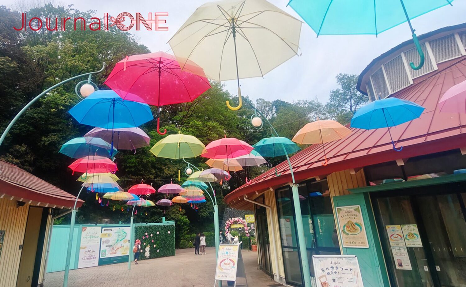 ムーミンバレーパークの「はじまりの入り江」にあるパンケーキレストラン「Lettula（レットゥラ）」周辺。空を埋め尽くすように、赤、青、黄色など色とりどりの傘が吊り下げられたアンブレラスカイの風景。