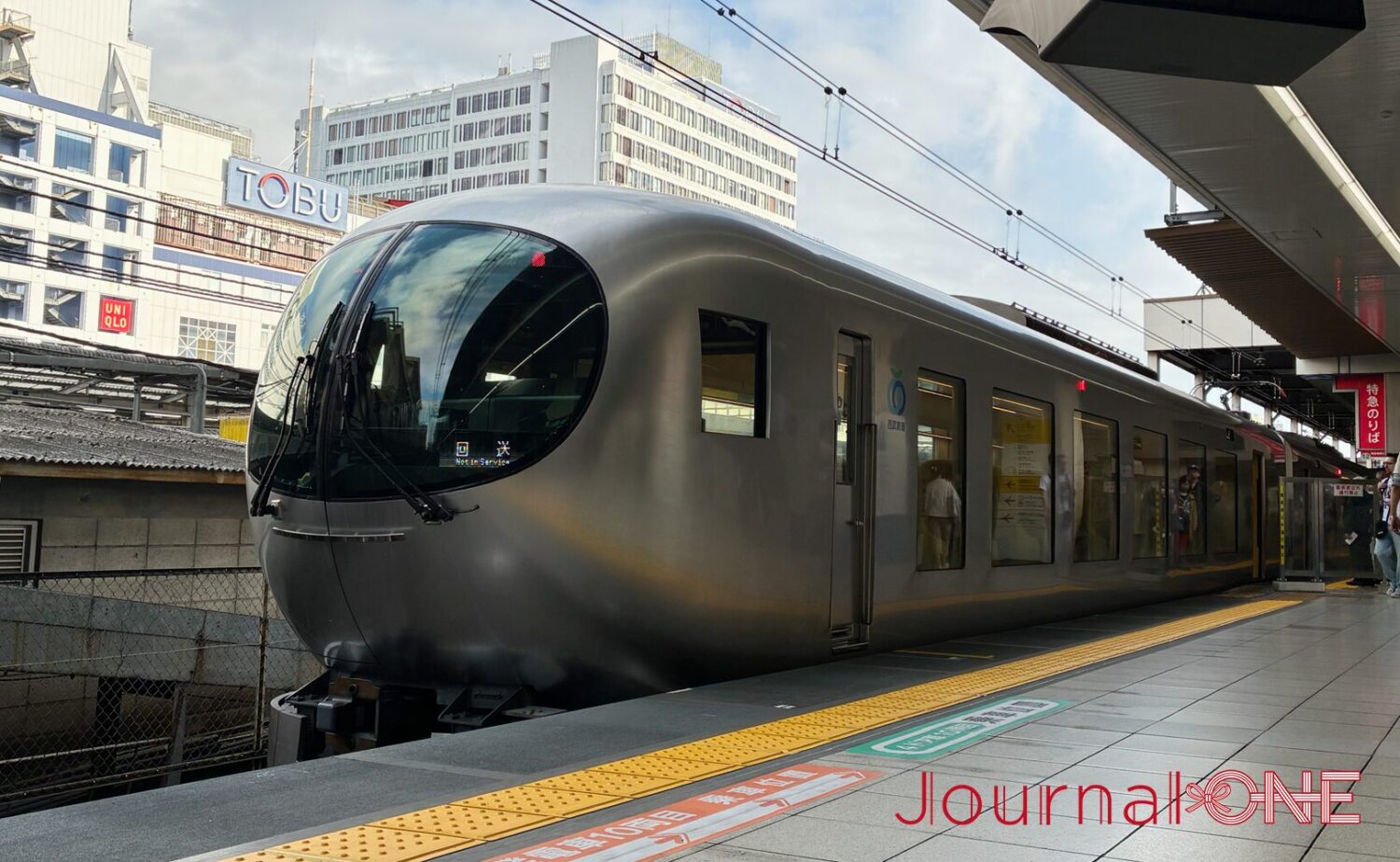 西武池袋駅のホームに停車中の特急「Laview（ラビュー）」。大きな円形の前面窓とシルバーの流線型の車体が特徴。