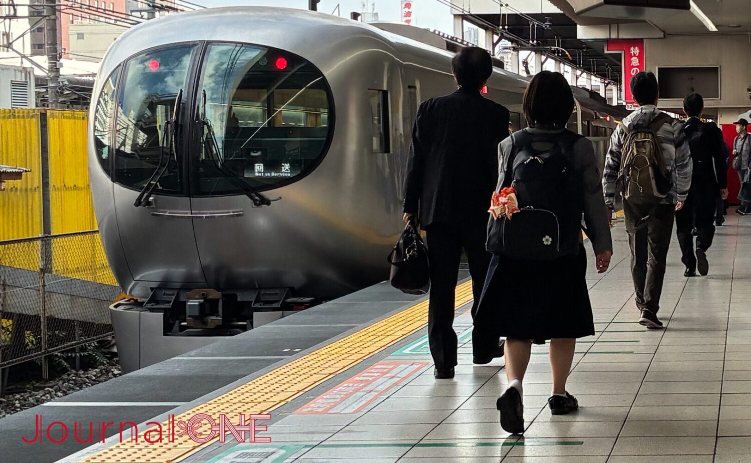 西武池袋駅のホームに停車中の特急「Laview（ラビュー）」。大きな円形の前面窓とシルバーの流線型の車体が特徴。