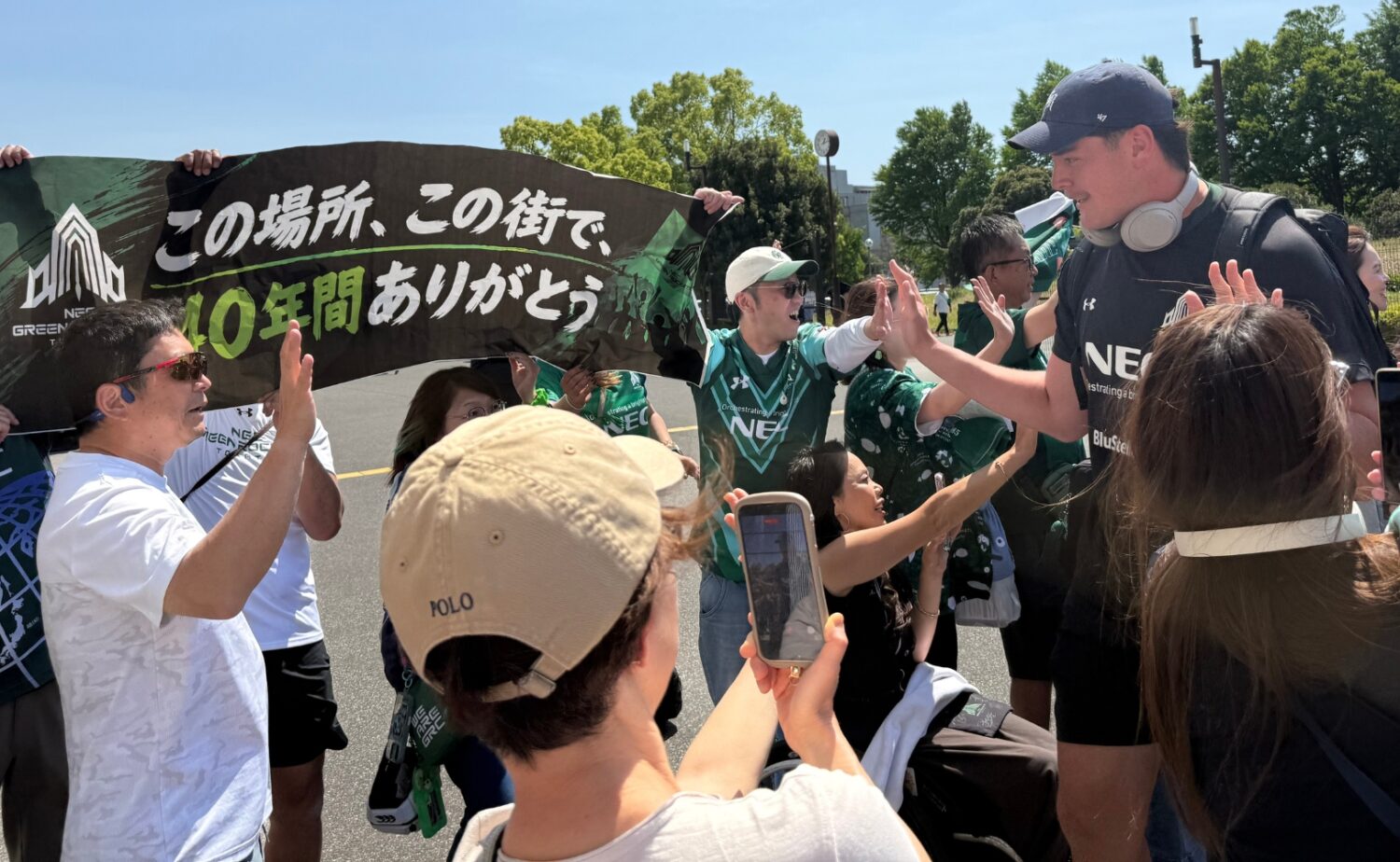 選手の入りを待つ、熱心なファン‐斉藤健仁撮影