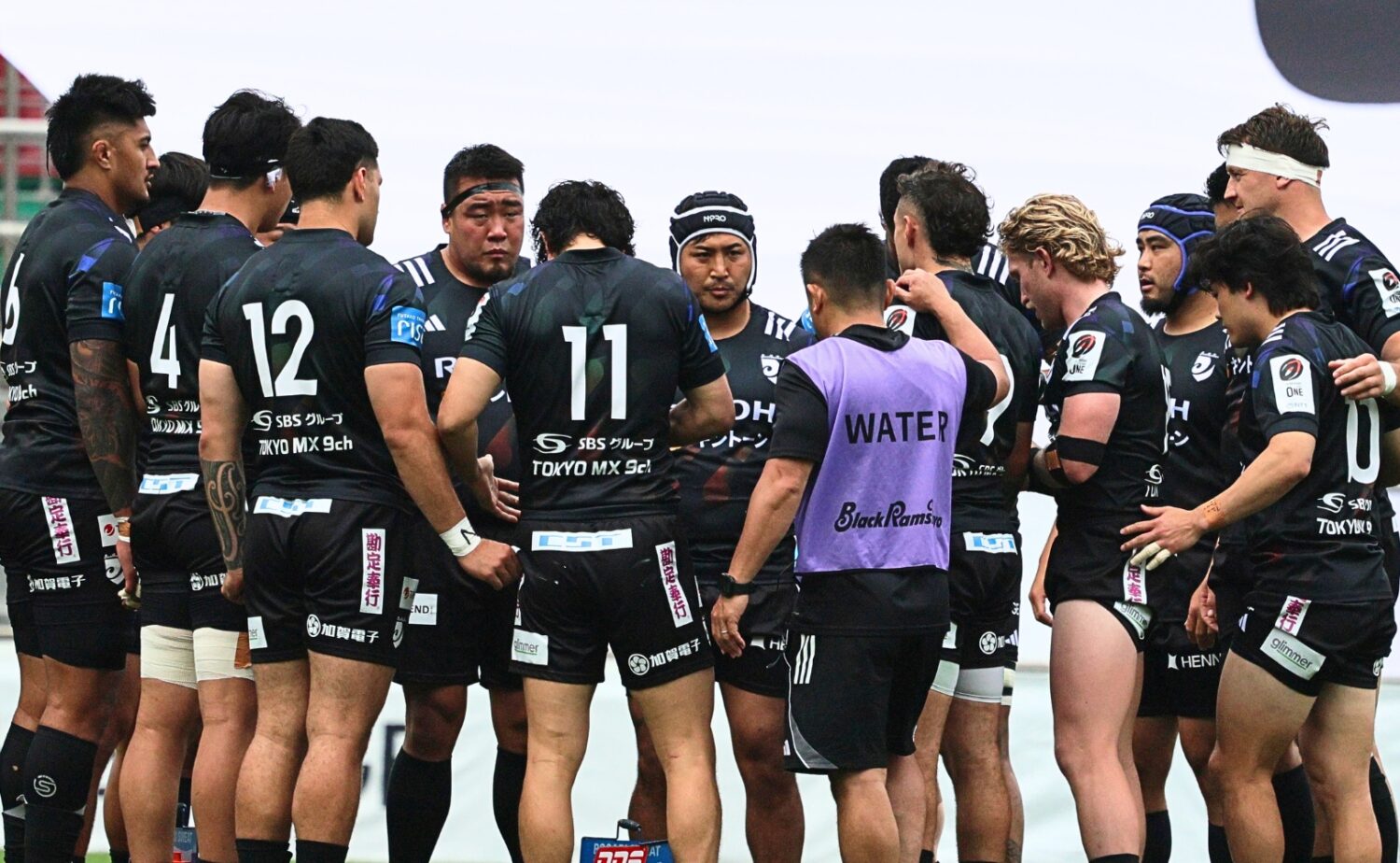 試合中に円陣を組むブラックラムズ‐斉藤健仁撮影
