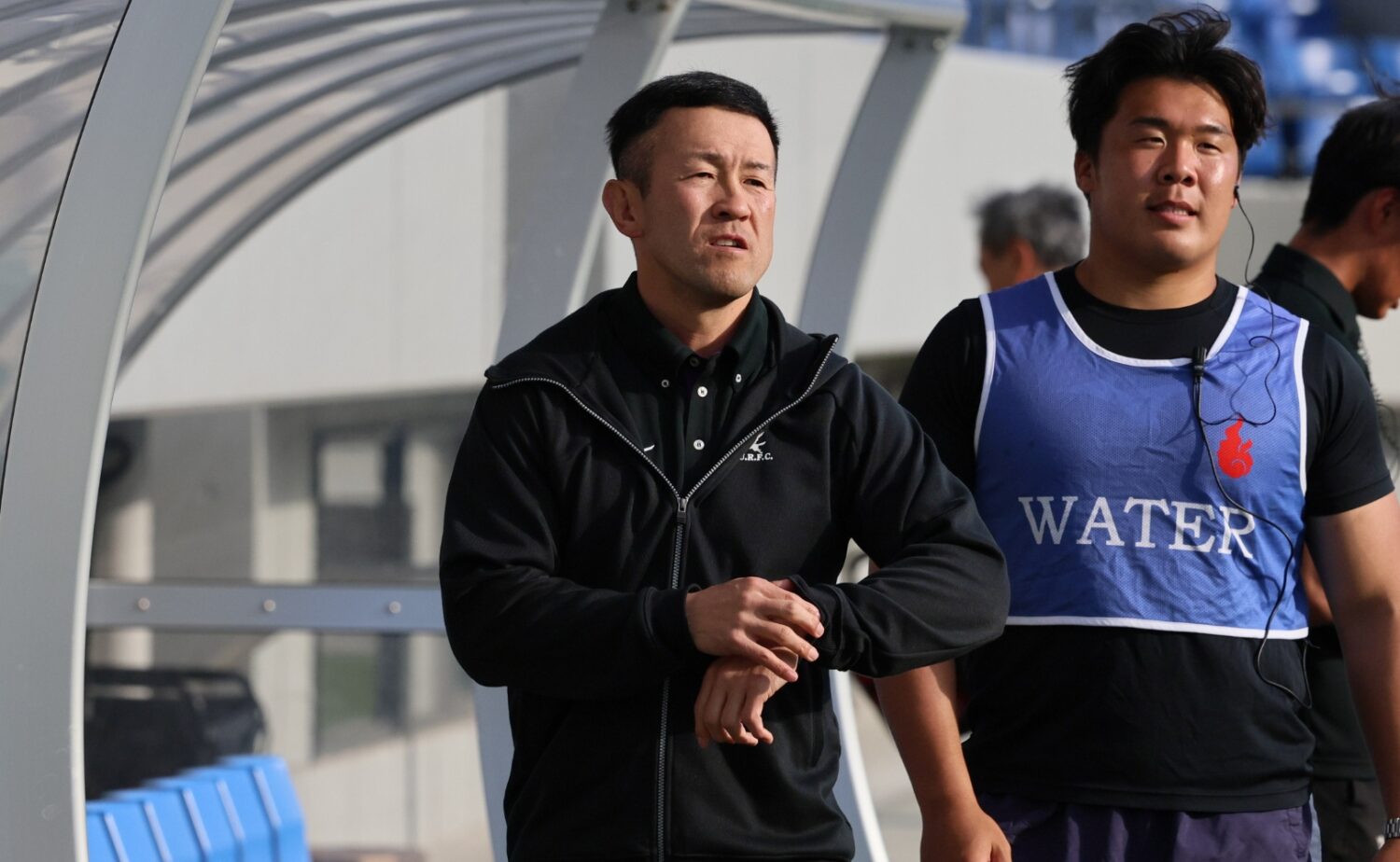 明治大学ラグビー部の高野監督。右はウォーターボーイを務めたPR田代（4年）