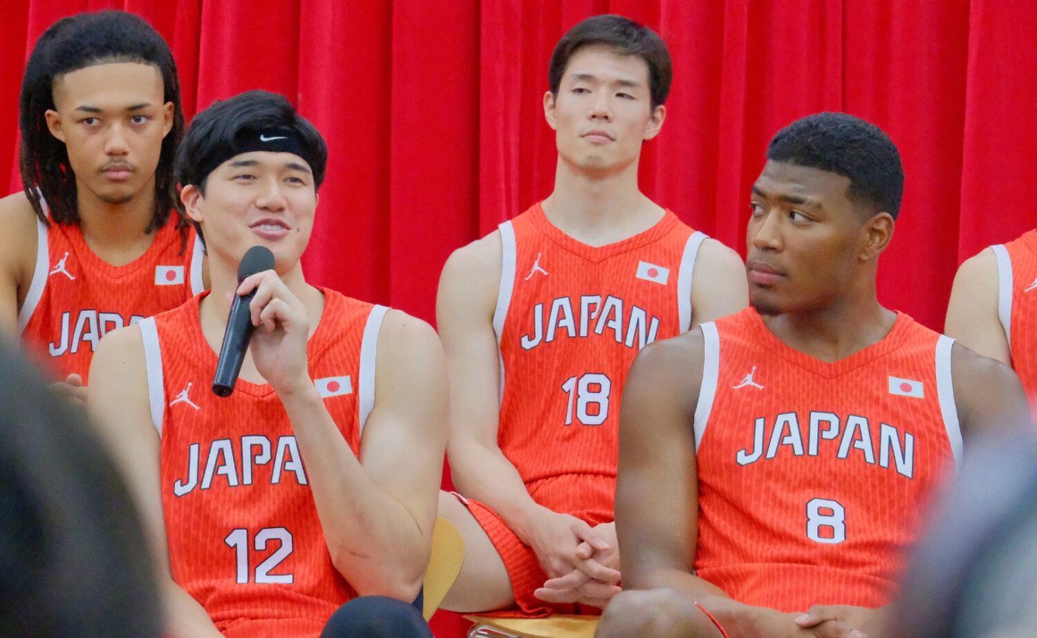 パリ五輪前会見の渡邊雄太、八村塁、馬場雄大（後方）-永塚和志撮影