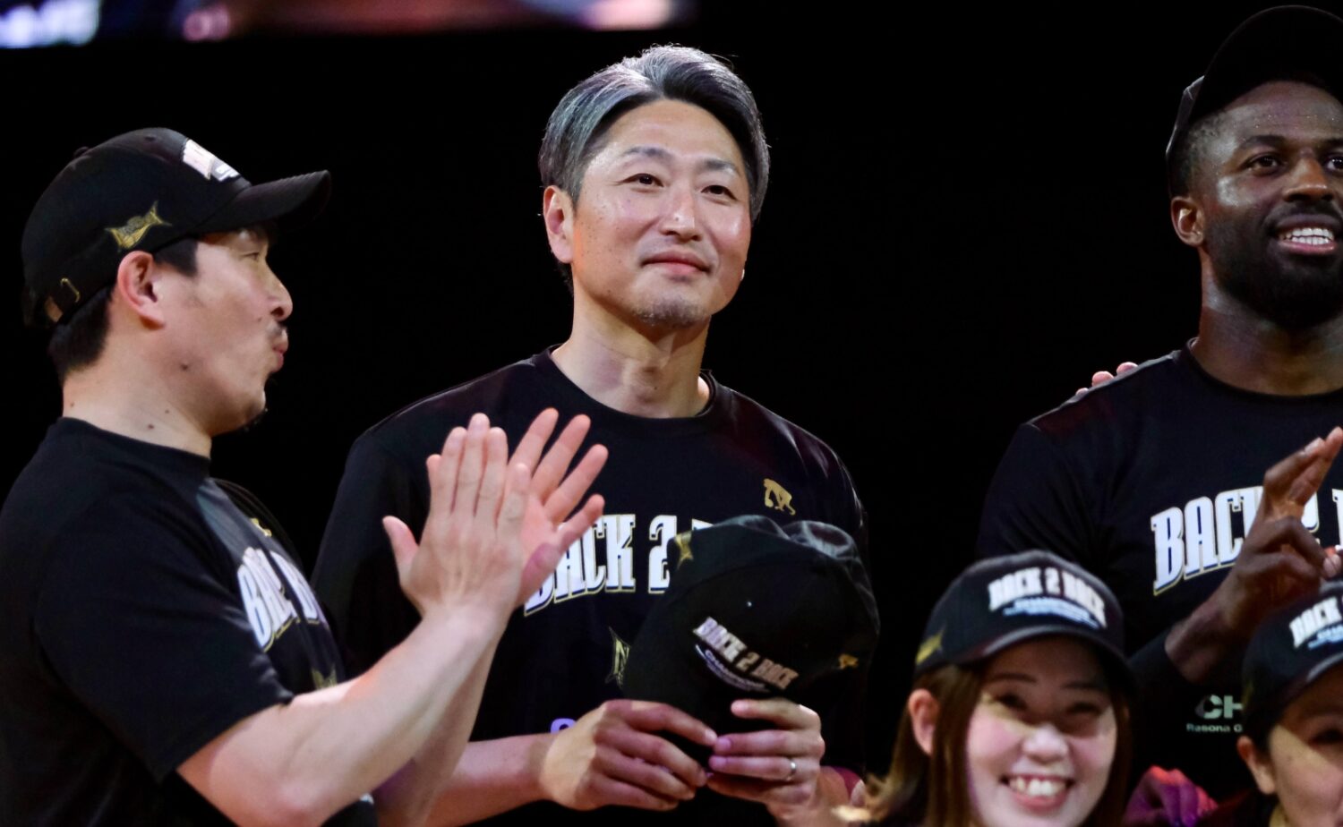 昨季の中地区優勝で笑顔の大野HC‐永塚和志撮影